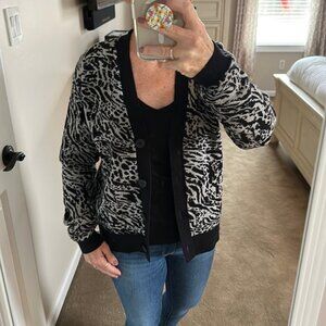 Simply Vera Vera Wang Dropped Shoulder Gray/Black Animal Pattern Short C…